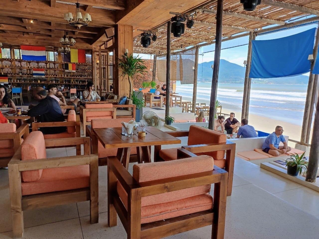 Lounge Beach Bar & Restaurant
