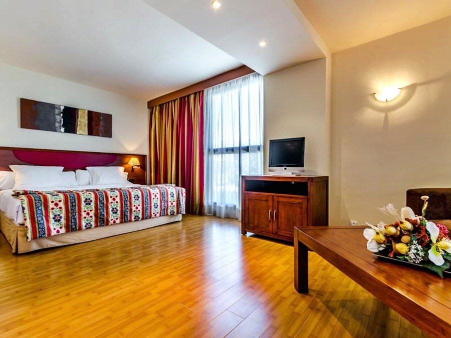 阿尔卡拉广场酒店主图