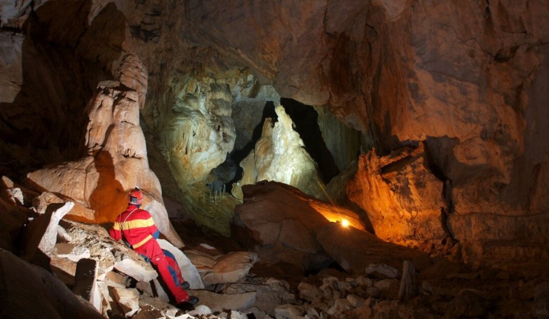 Snow Cave Raduha景点图片