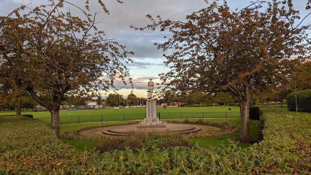 Bonnyrigg War Memorial景点图片