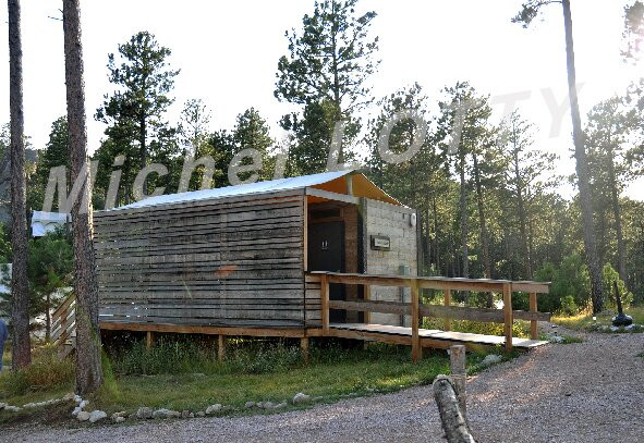 Under Canvas Mount Rushmore主图