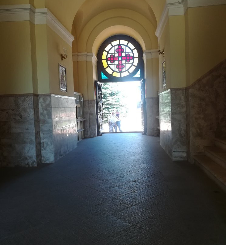 Tryokh Svyatiteley Velikikh Nadvratnaya Church-Serpukhov必去景点