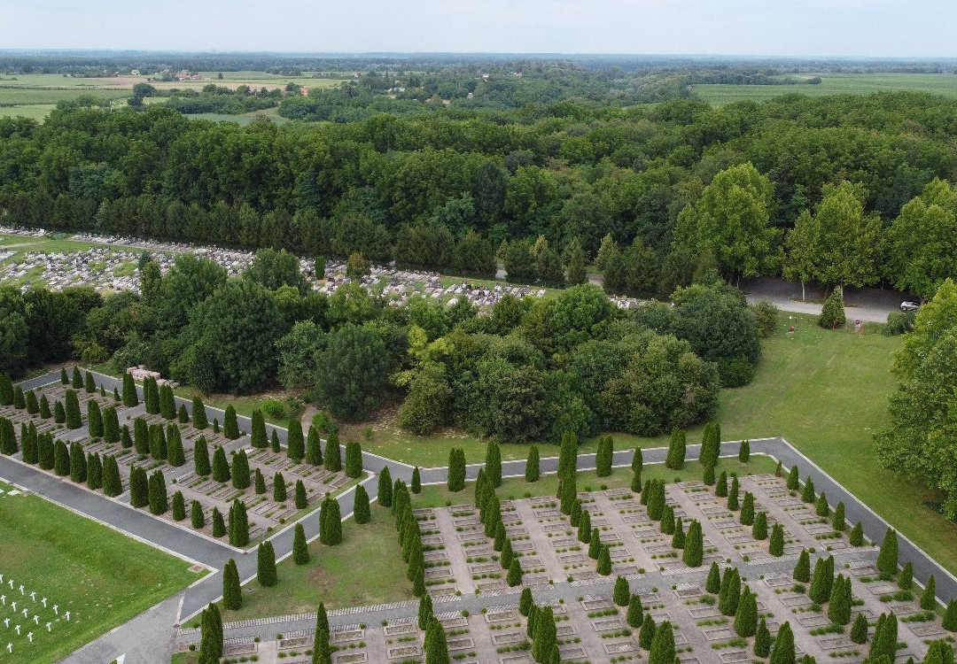 Memorijalno Groblje Vukovar-武科瓦尔必去景点
