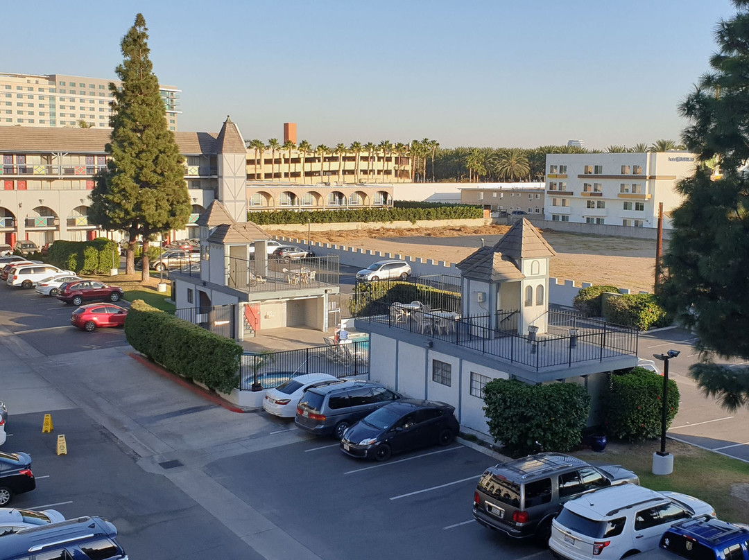 卡索假日酒店和套房主图