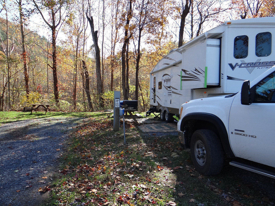 Smoke Hole Caverns & Log Cabin Resort主图