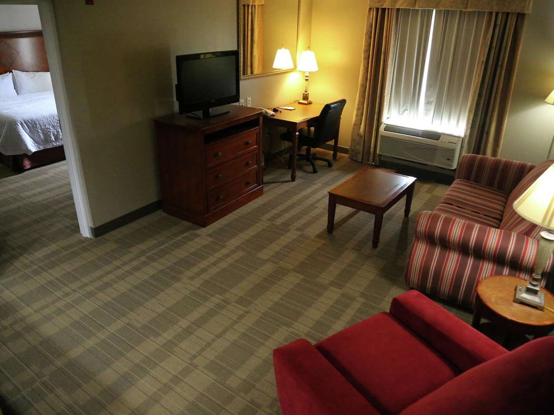 詹宁斯希尔顿恒庭旅馆&套房酒店主图