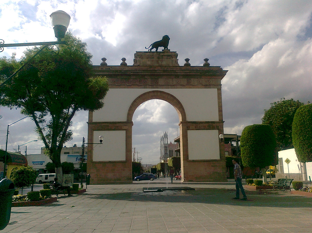 利昂旅游景点-Arco Triunfal de la Calzada de los Héroes
