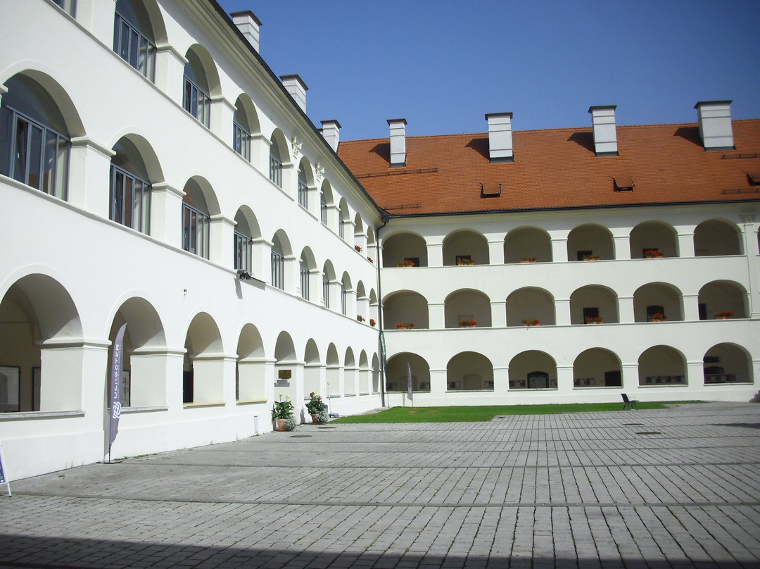 Wehrstift Eberndorf-伊本城必去景点