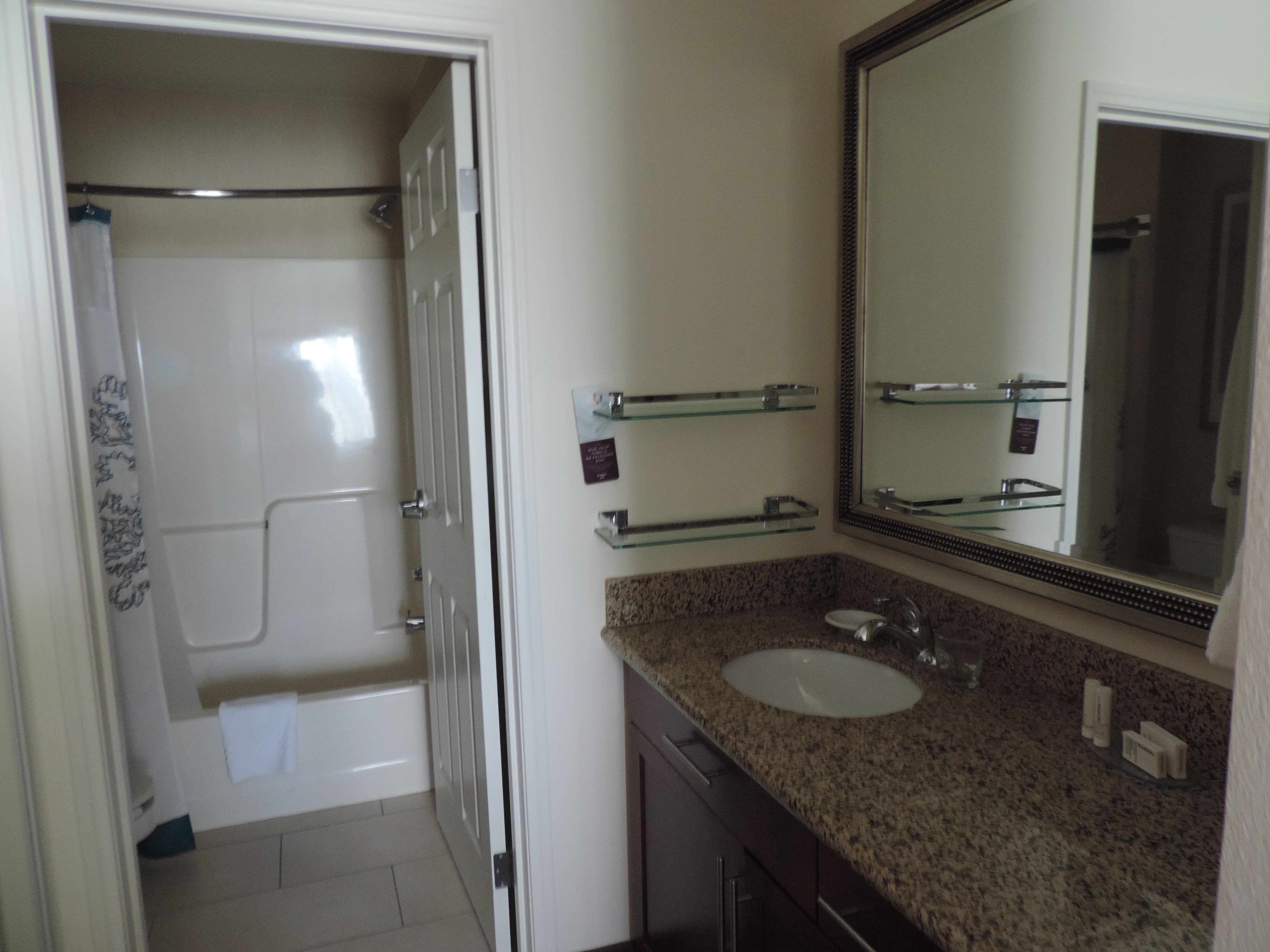 Residence Inn Lansing West-浴室