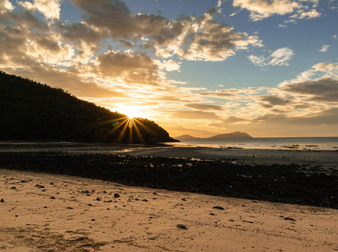 Connie Bay-Keswick Island必去景点