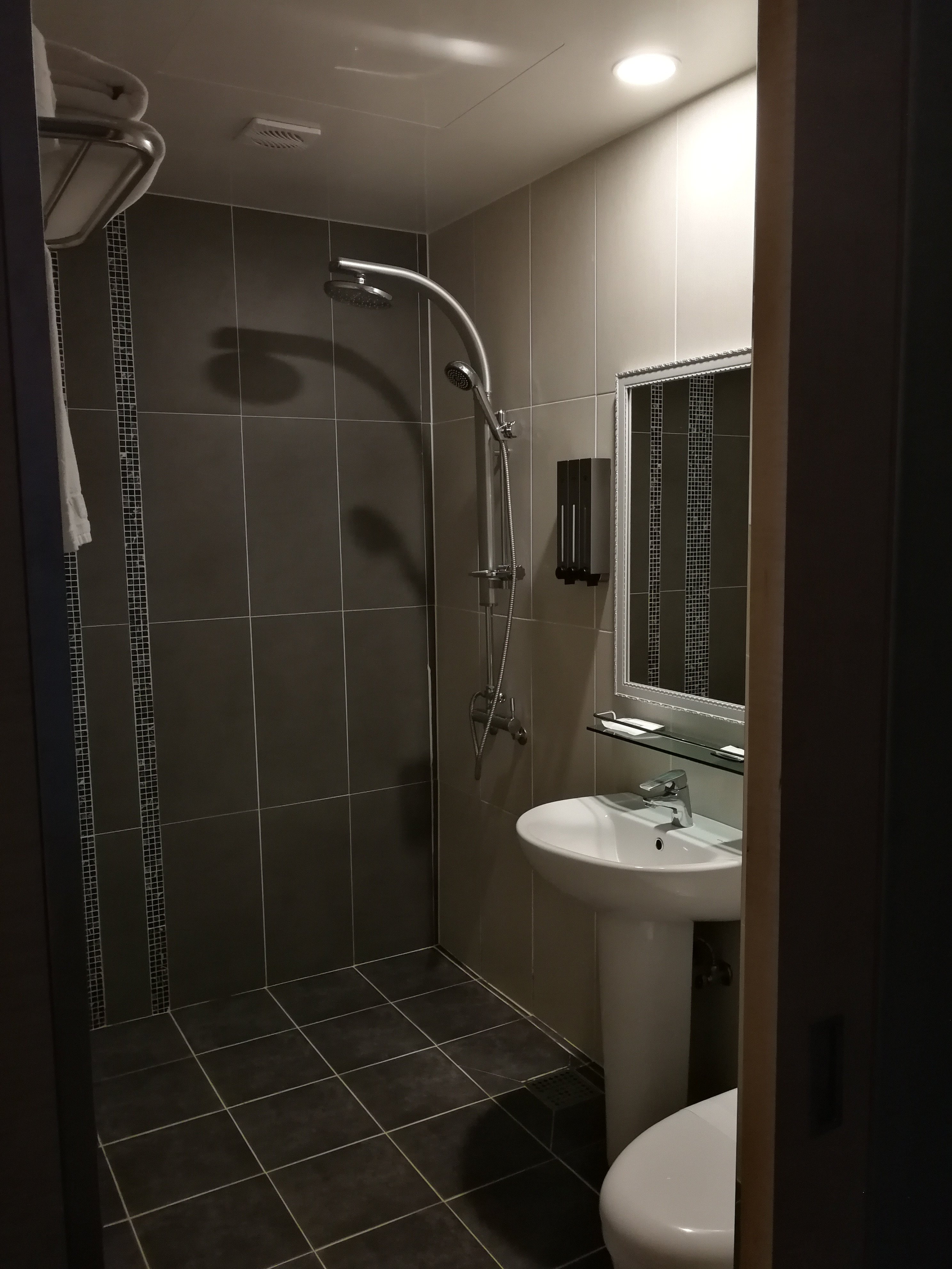 Roni Tourist Hotel-浴室