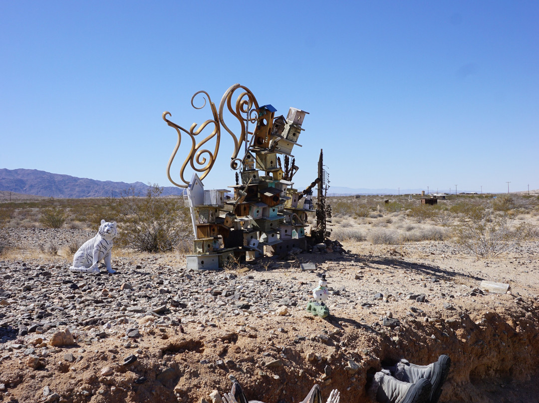 The Glass Outhouse Art Gallery-二十九棕榈村必去景点