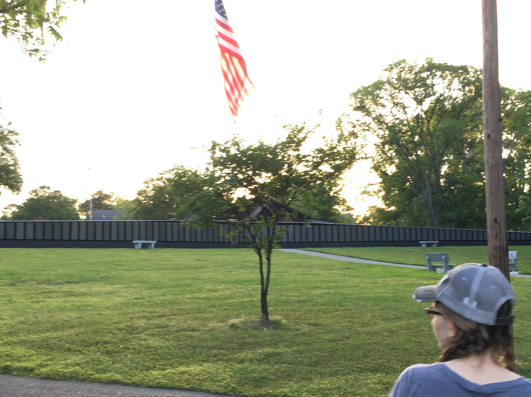 Veterans Plaza and Vietnam Wall Replica景点图片