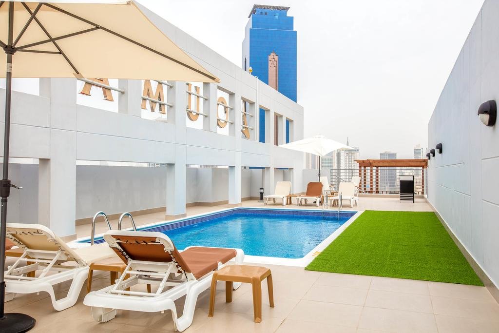 Loumage Suites and Spa-泳池