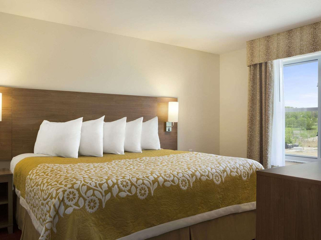 Days Inn & Suites by Wyndham Belmont主图