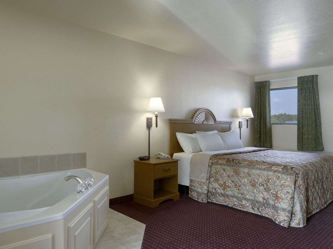 中心戴斯酒店主图