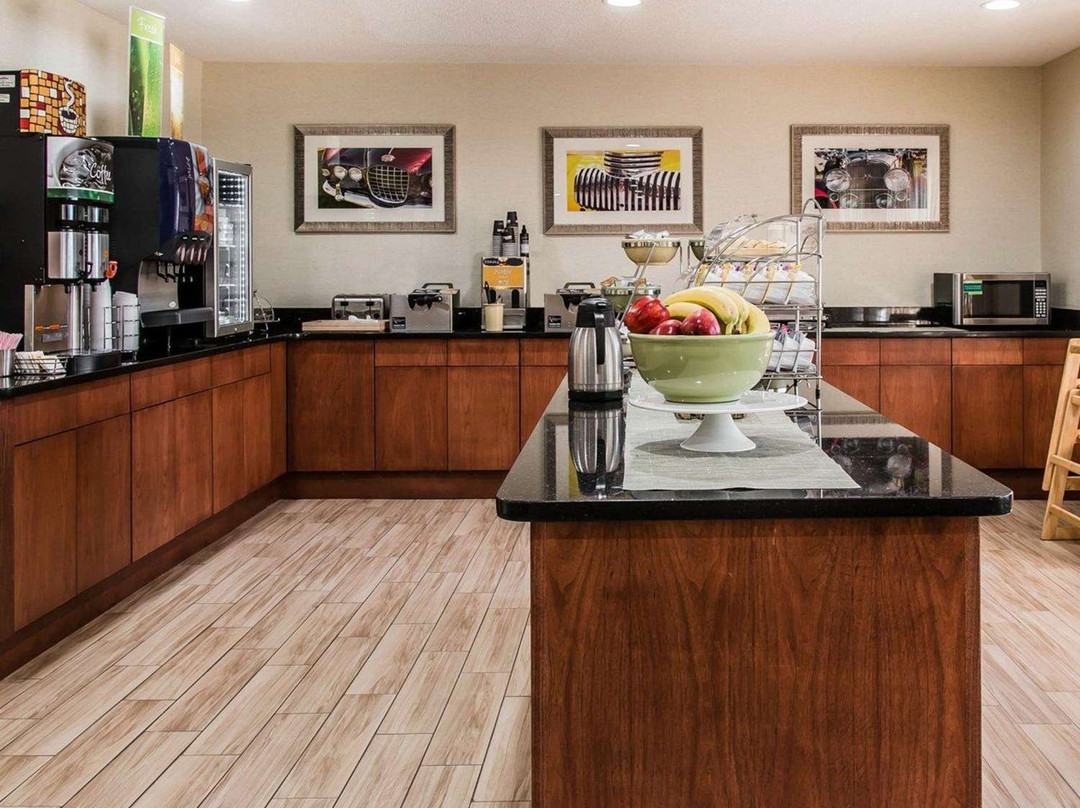 Quality Inn & Suites Warren - Detroit主图