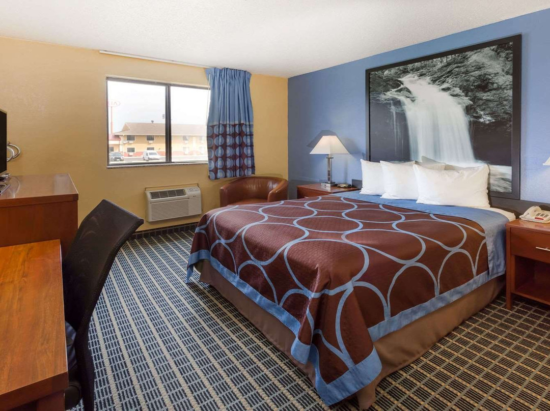 Super 8 by Wyndham Janesville主图