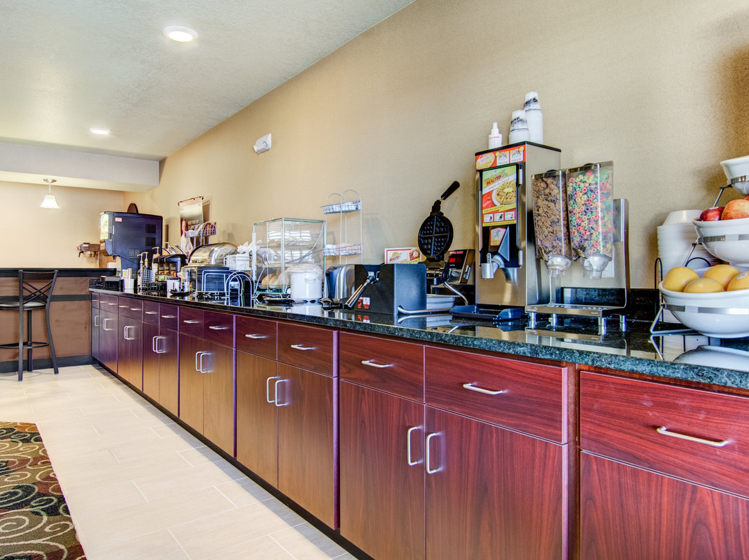 Castle Rock Inn & Suites主图