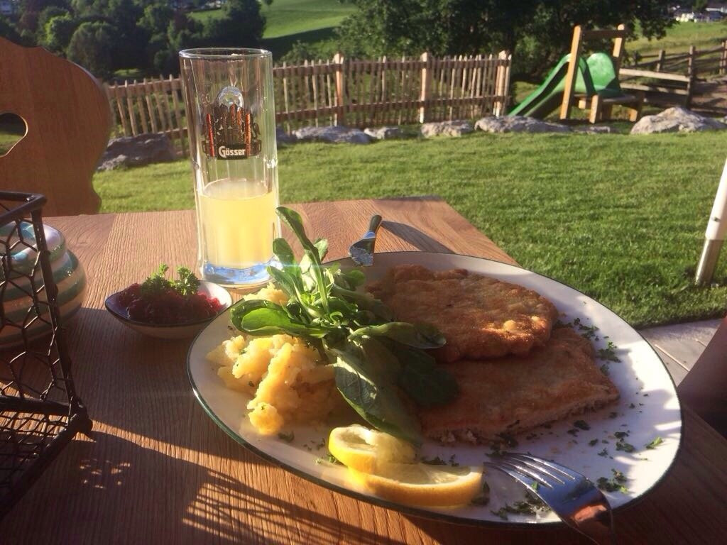 萨尔费尔登安斯特勒嫩米尔餐馆和美食-Franzbrünnl-Stubn - Klampfererhof