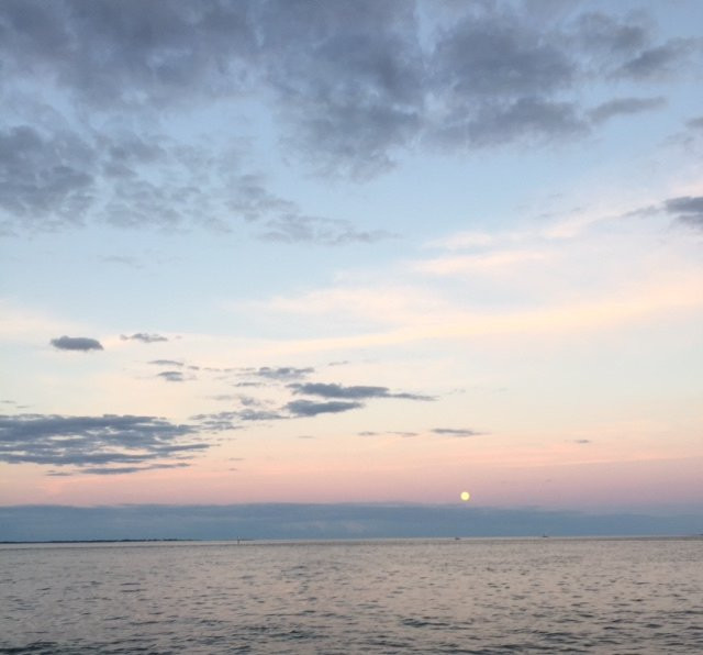 Poet's Lounge Sailing Charter-神秘河必去景点