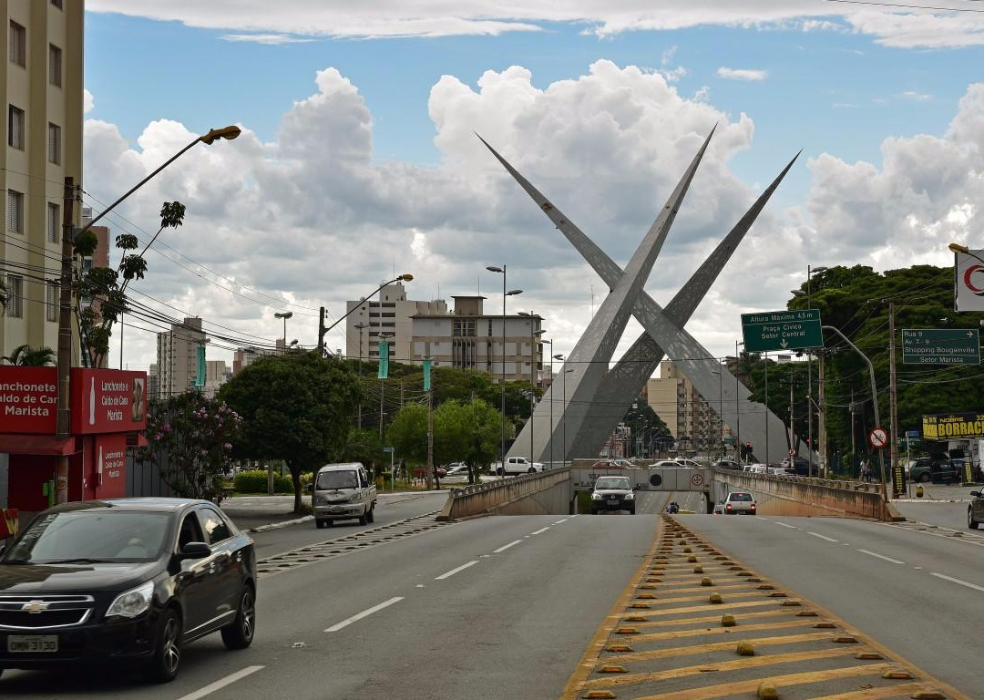 Monumento dos Três Marcos-戈亚尼亚必去景点