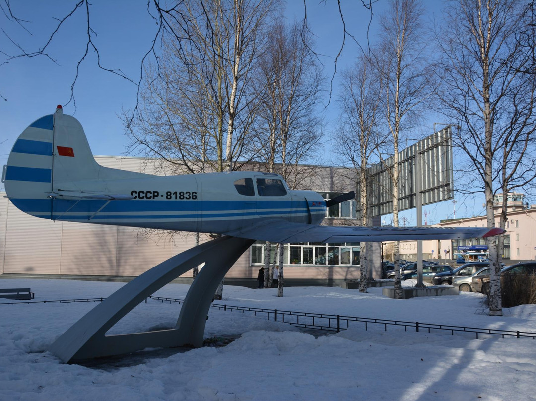 Monument to Plane YAK-18T景点图片