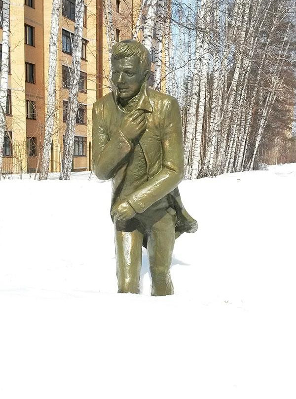Akademgorodok旅游景点-Mikhail Zuyev Statue
