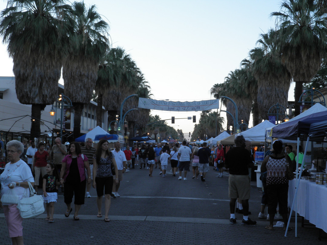 周四集市-棕榈泉市必去景点