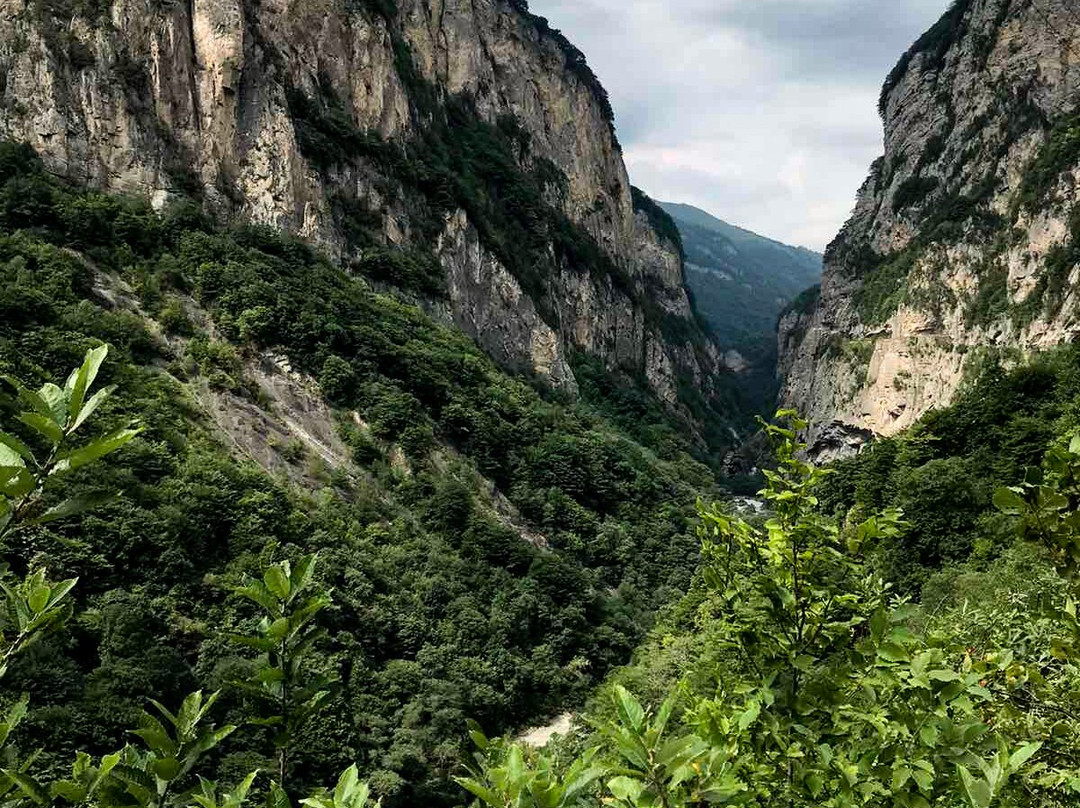 Old wheeled road. Cherek-Balkar gorge.景点图片