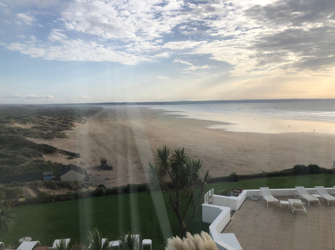 桑顿沙滩酒店主图