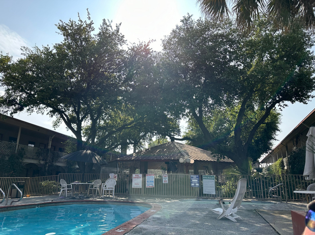 Family Garden Inn & Suites主图