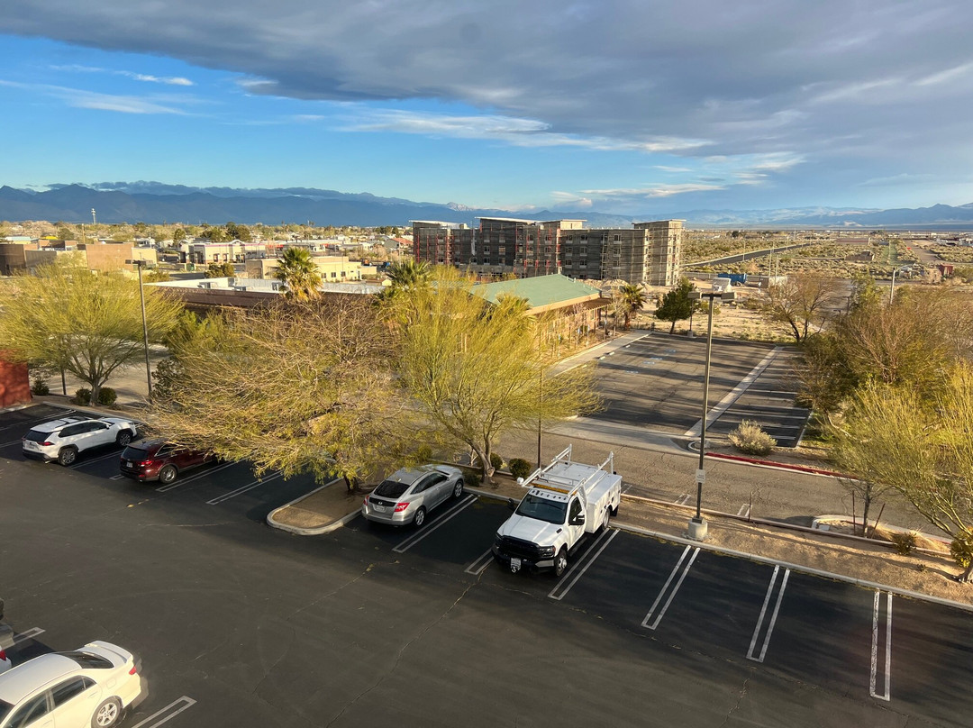 里奇克雷斯特希尔顿恒庭旅馆&套房酒店主图