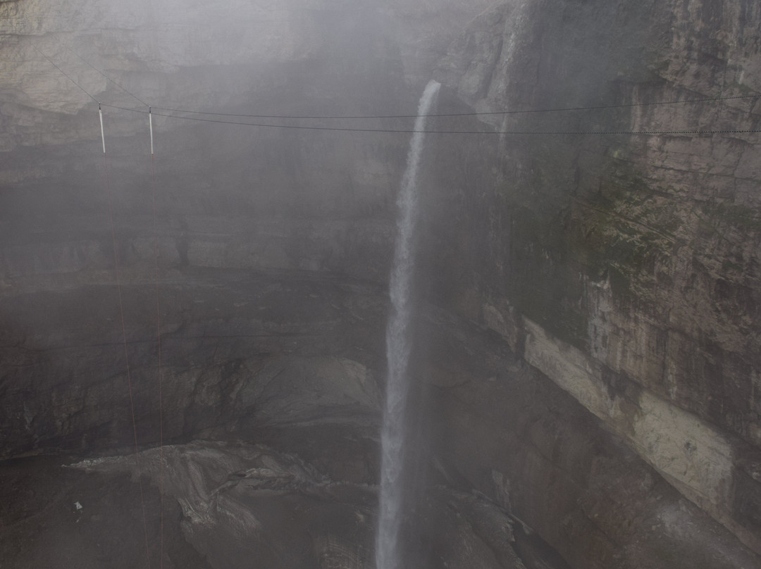 Tobot Waterfall景点图片