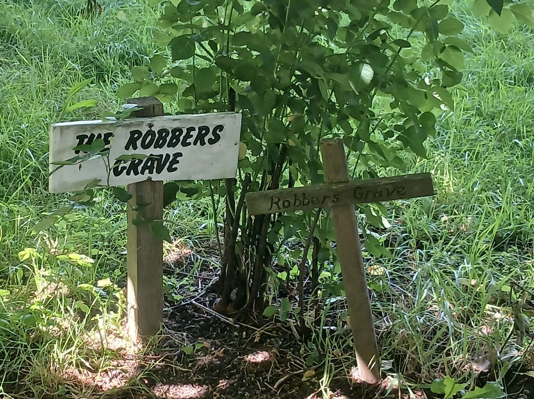 Robber's Grave at St. Nicholas' Church景点图片