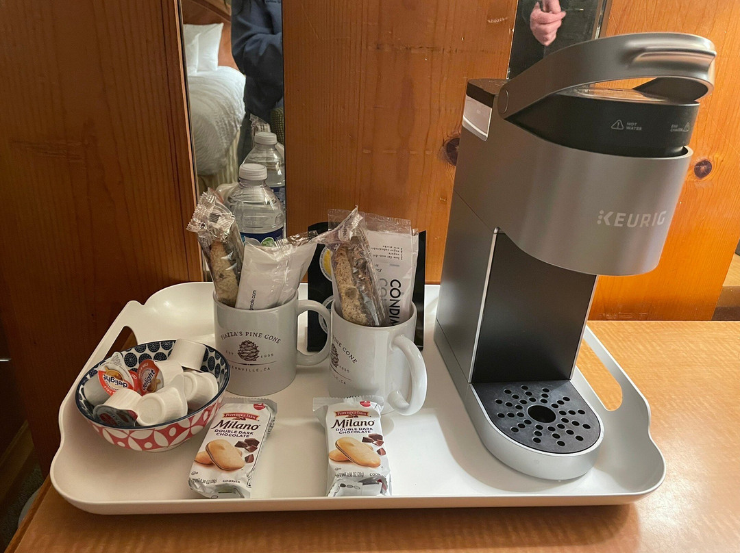 Piazza's Pine Cone Inn主图