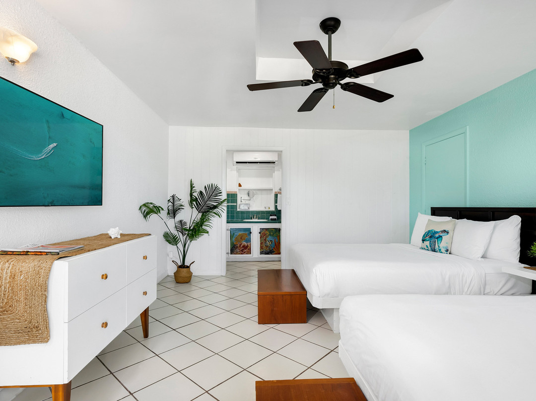 Pelican Beach Hotel主图