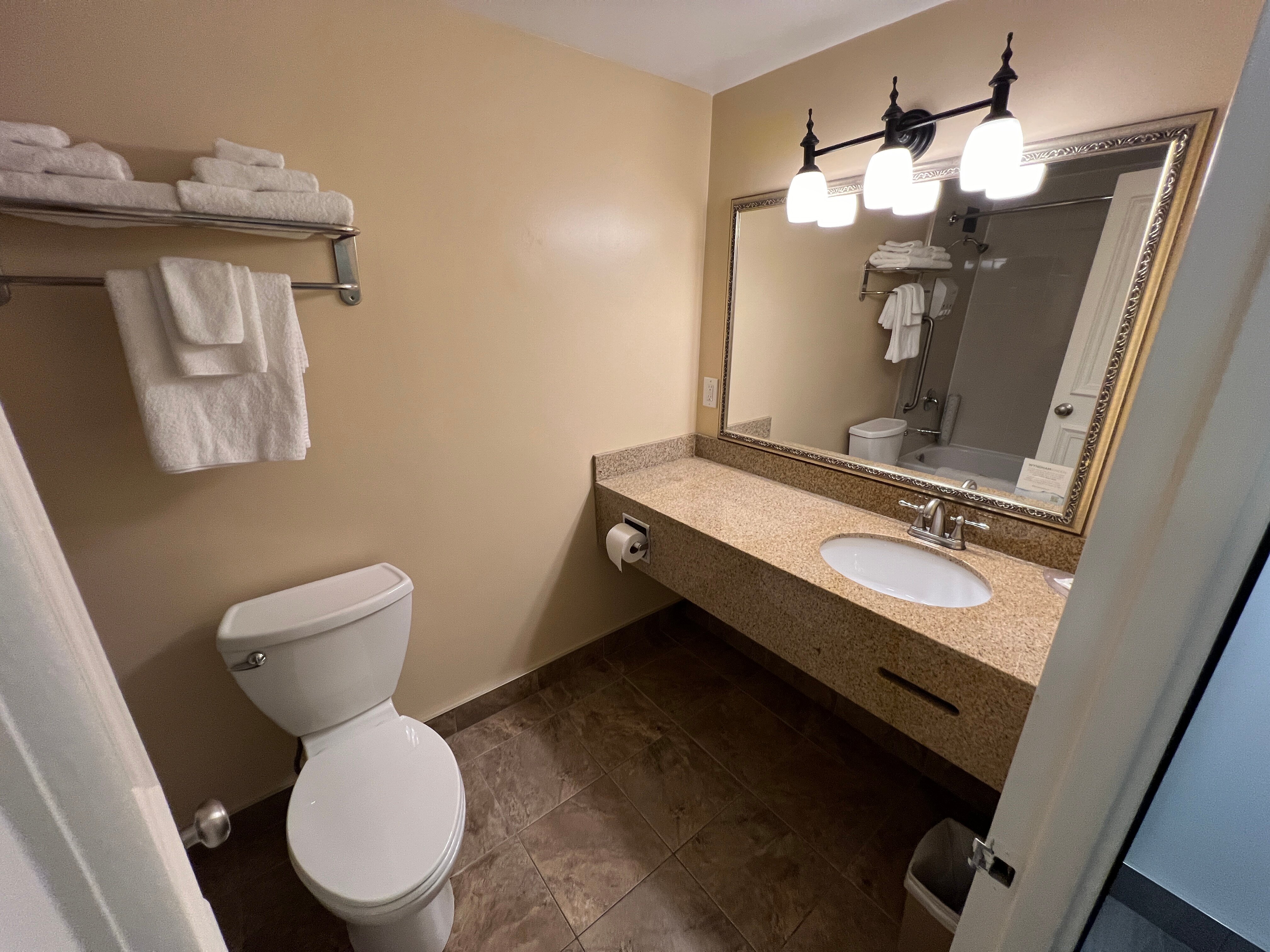 伦敦华美达酒店-浴室