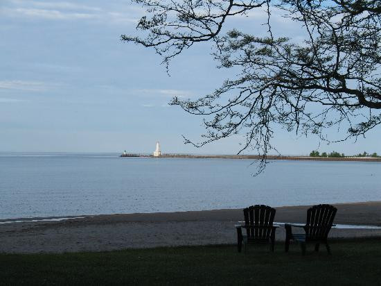 Breakers on the Lake主图