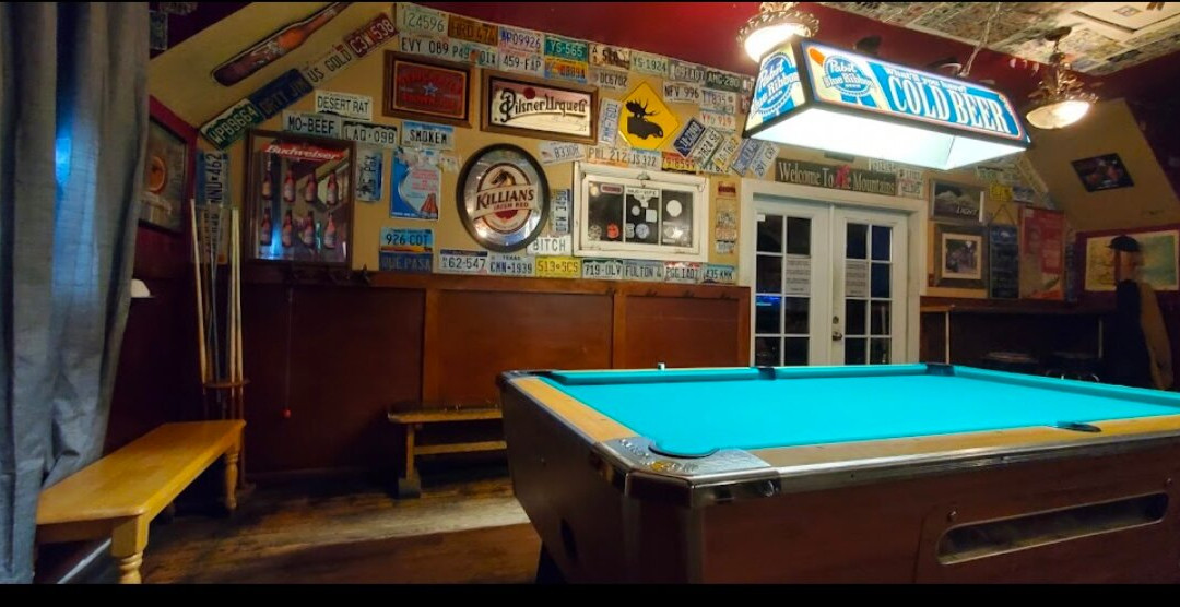 Empire餐馆和美食-Mother's Saloon