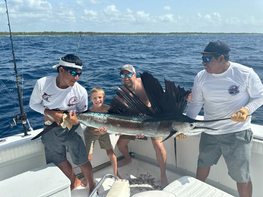 AAA Charters & Adventures-阿范特拉斯港必去景点