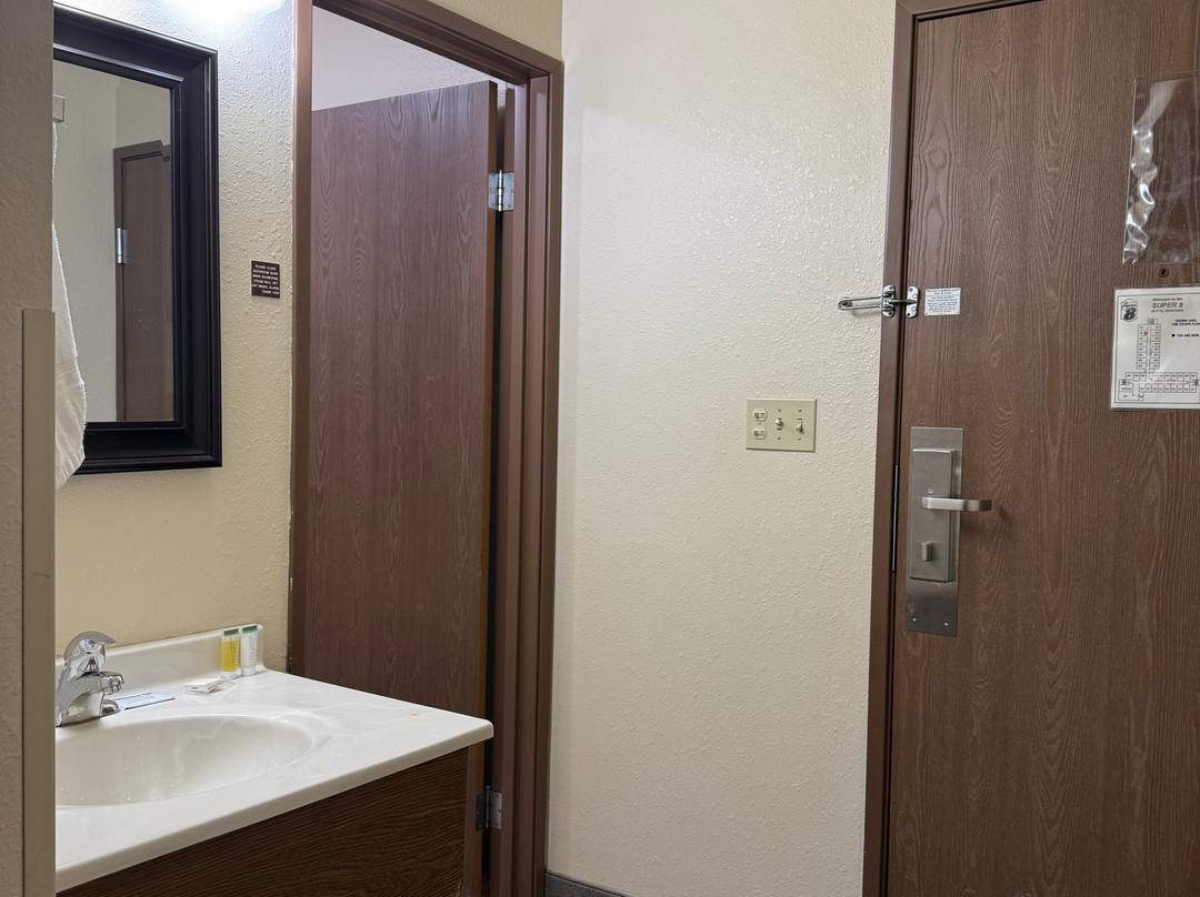 Super 8 by Wyndham Butte MT主图