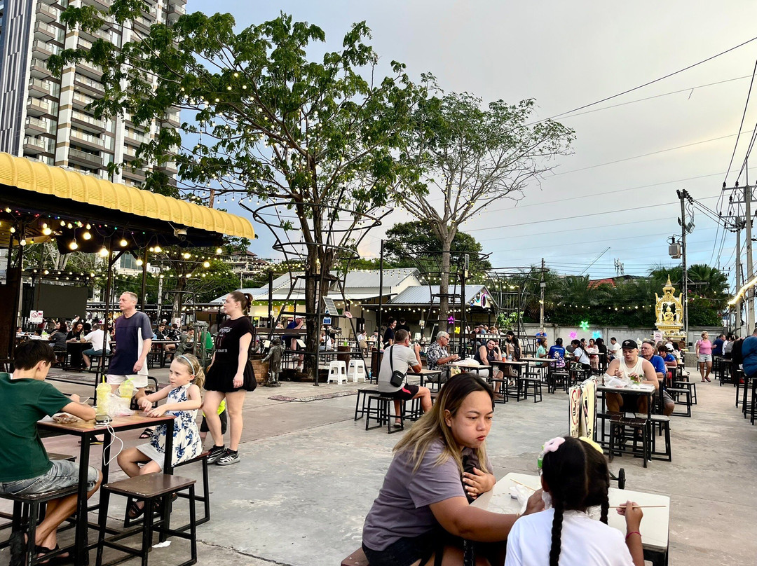 中天海滩夜市-芭堤雅必去景点