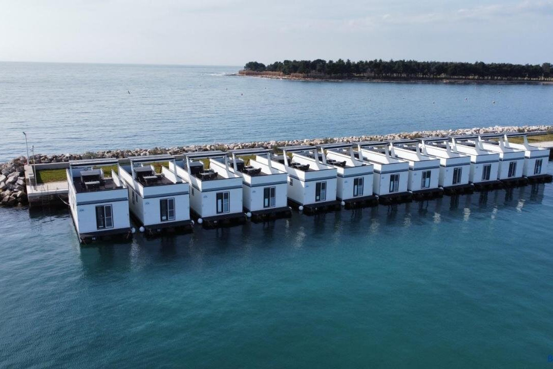 The Sea Lodges Novigrad - Hausboot Floating Sea House