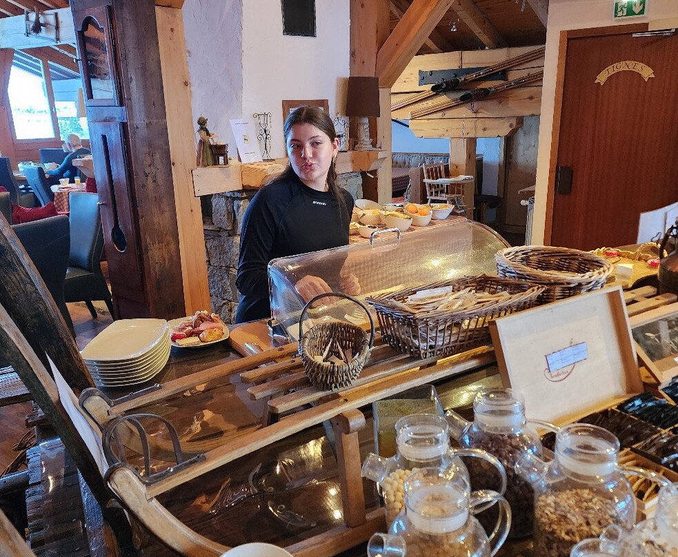 雷福斯酒店主图