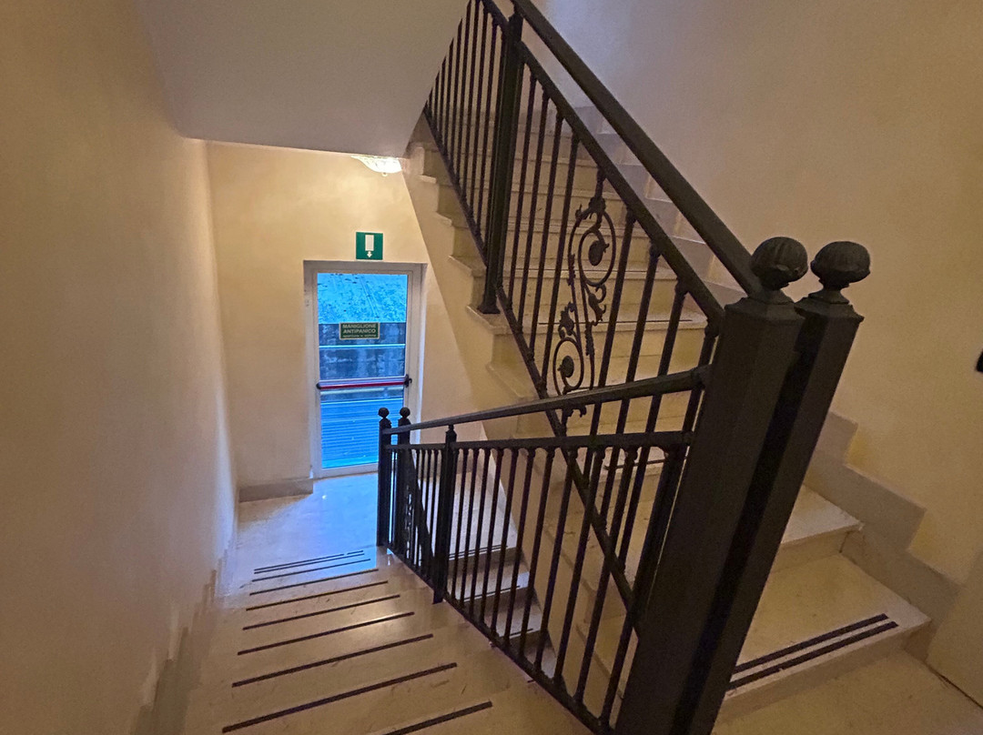 华伦天奴酒店主图