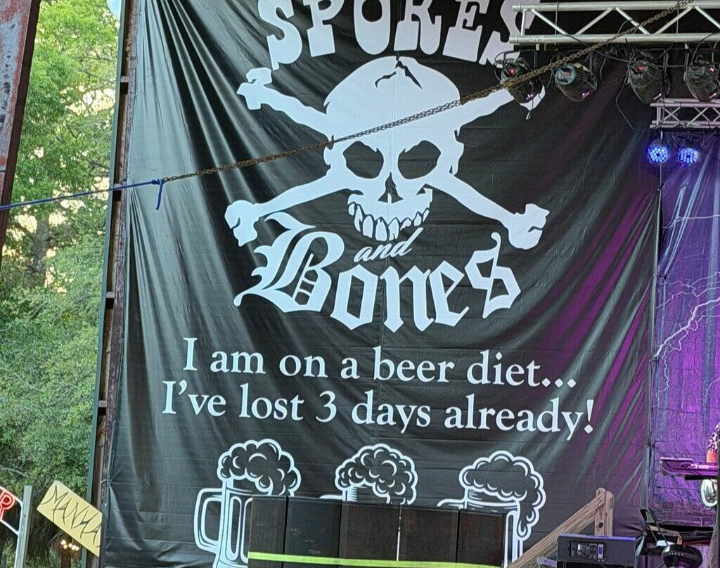 Spokes and Bones Saloon-Garden City Beach必去景点