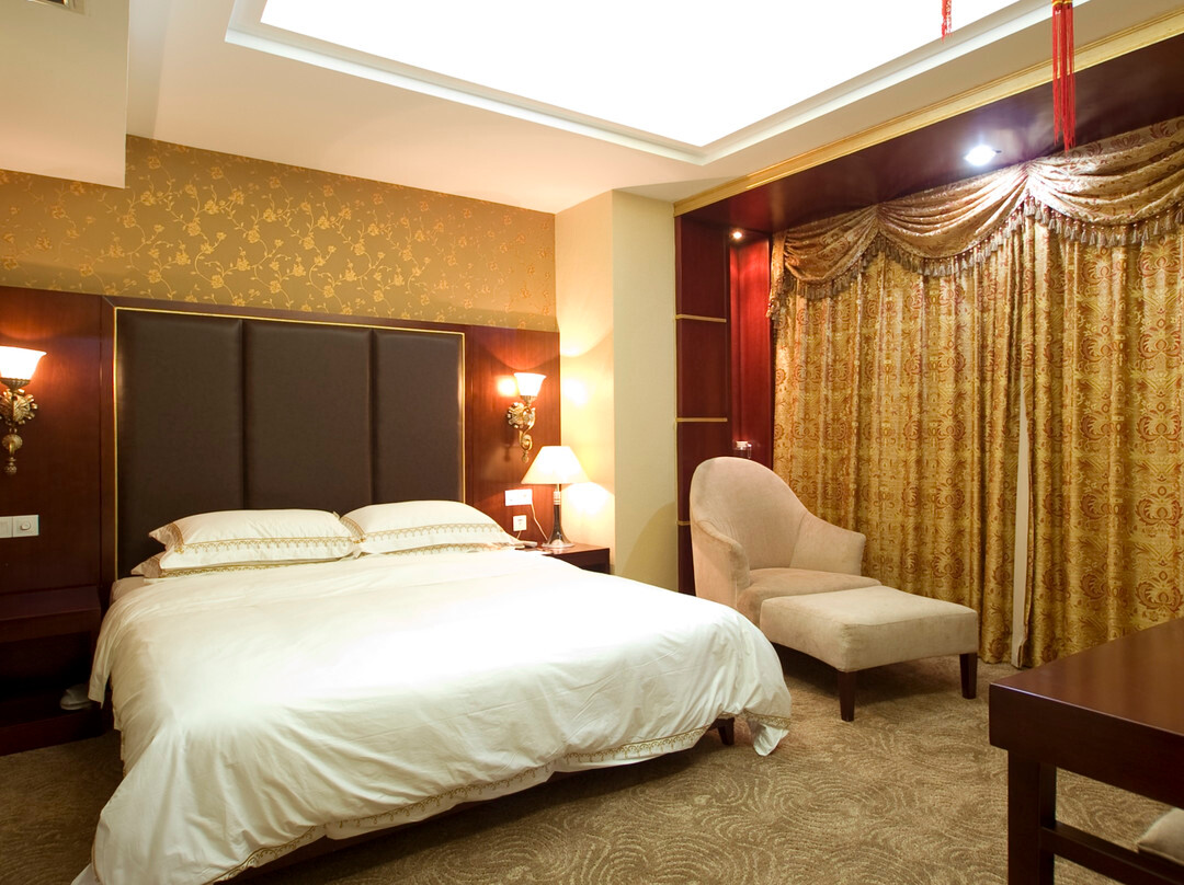 顶贯天逸大酒店主图