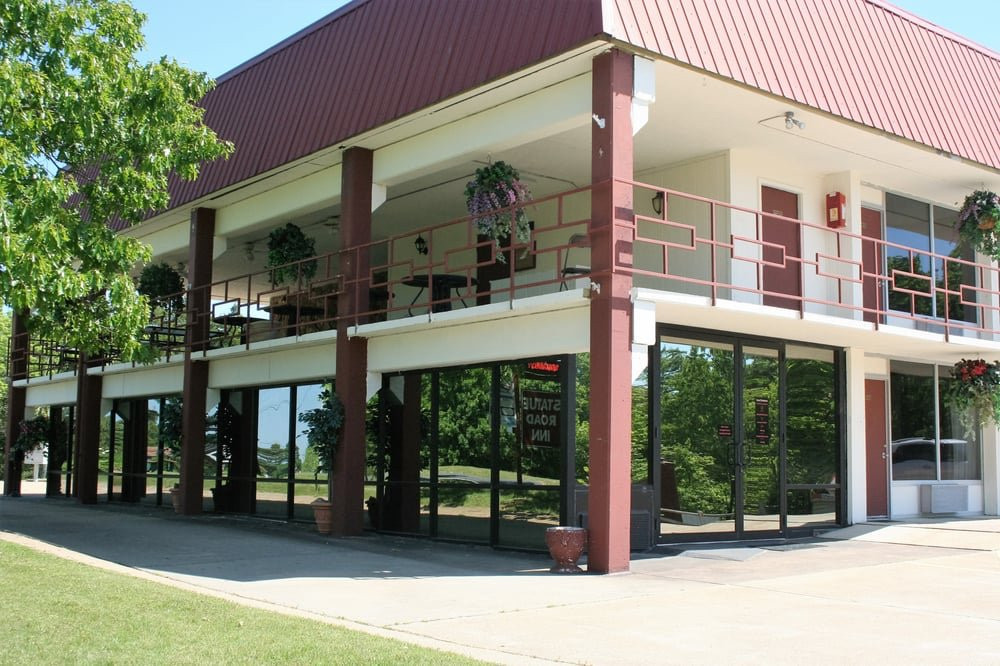 Statue Road Inn
