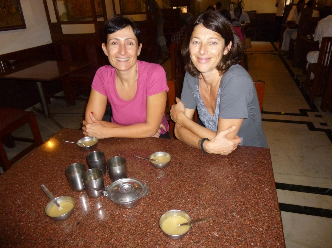 Foodies Eating Out景点图片